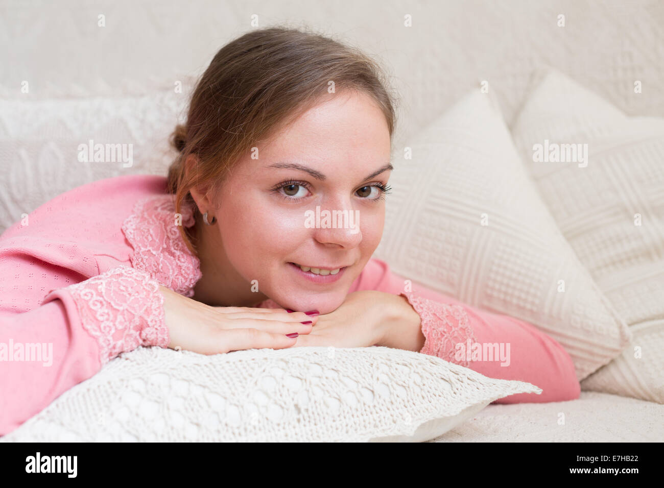 Ritratto di donna 20-25 anni sdraiato sul divano Foto Stock