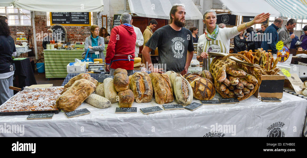 Il pane artigianale bancarella vendendo pane di pasta acida al vecchio mulino biscotto street market alimentare a Città del Capo in Sud Africa Foto Stock