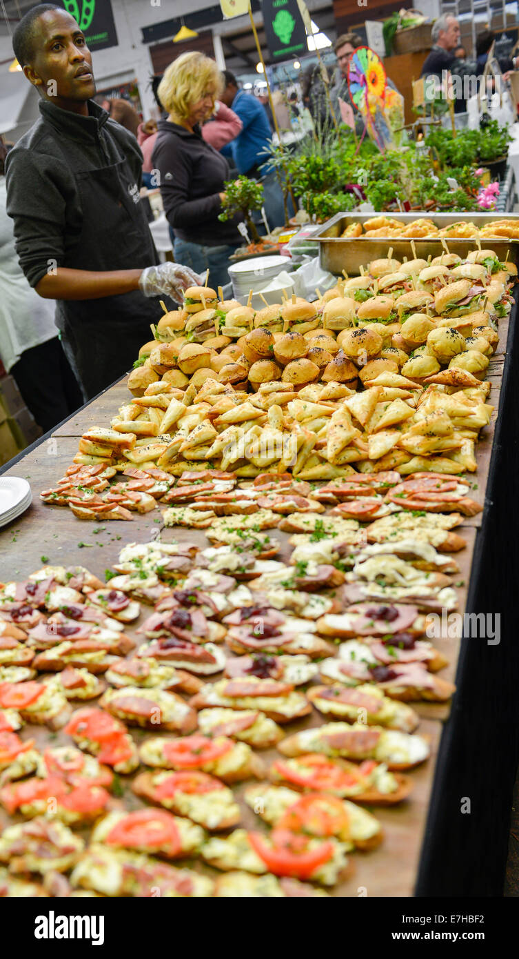 Cucina di strada stabilite per la vendita presso il vecchio mulino biscotto mercato alimentare a Woodstock Città del Capo Sud Africa. Foto Stock