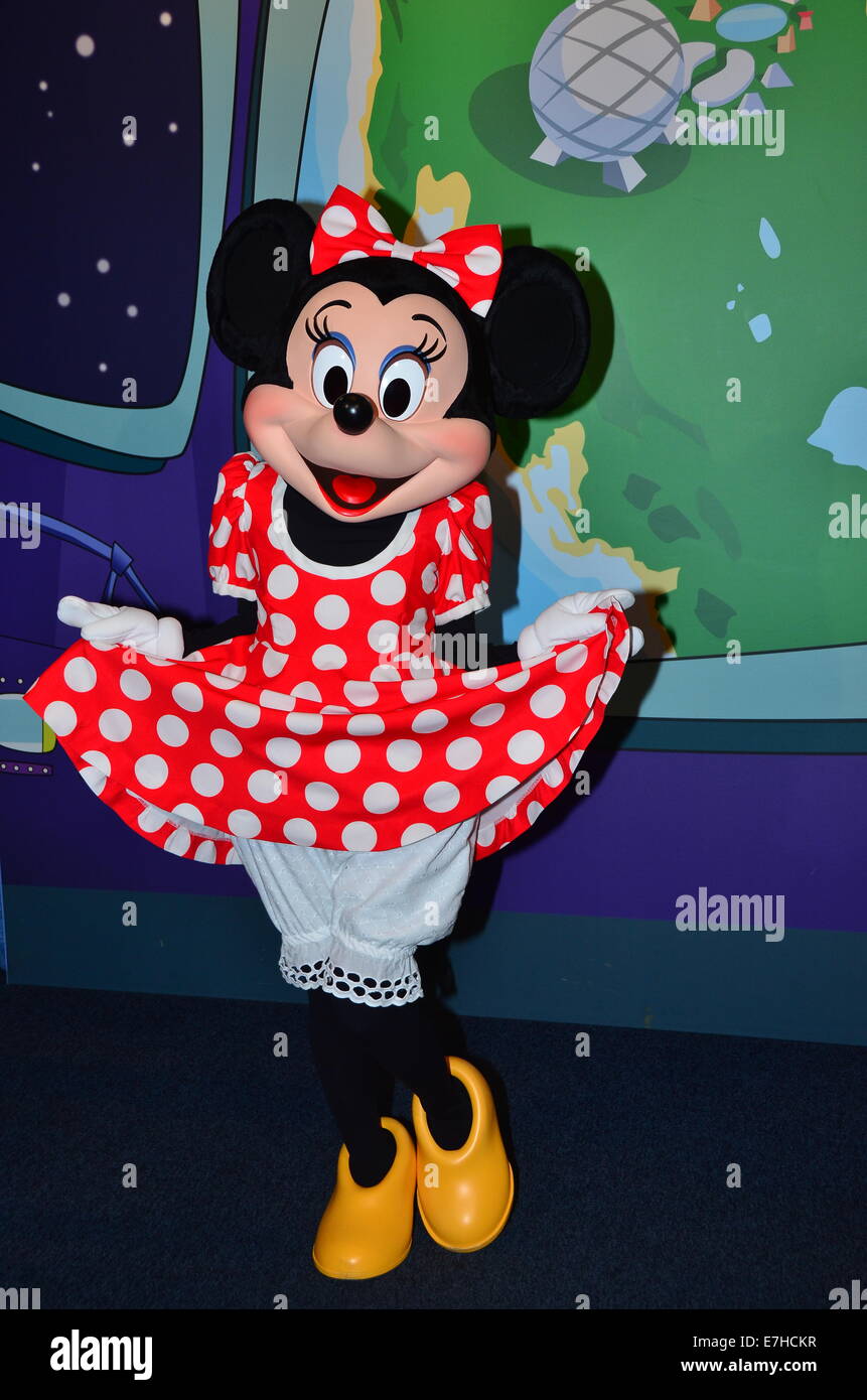 Minnie Mouse pone per fotografie al Magic Kingdom Walt Disney World a Orlando Florida Foto stock Alamy