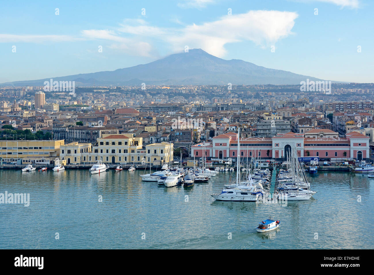 Catania Waterfront e yacht porticciolo e barche con skyline della città e paesaggio urbano Monte Etna vulcano oltre la Sicilia Italia Foto Stock
