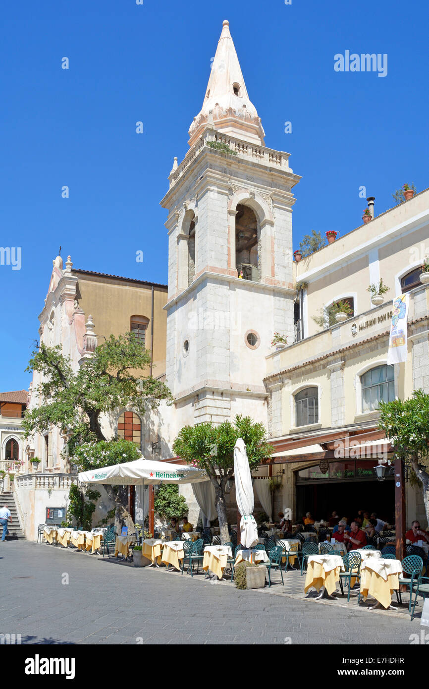 La gente seduta in ombra a Taormina caffetteria ristorante in una calda giornata estiva Corso Umberto Taormina Provincia di Messina Sicilia Italia Foto Stock