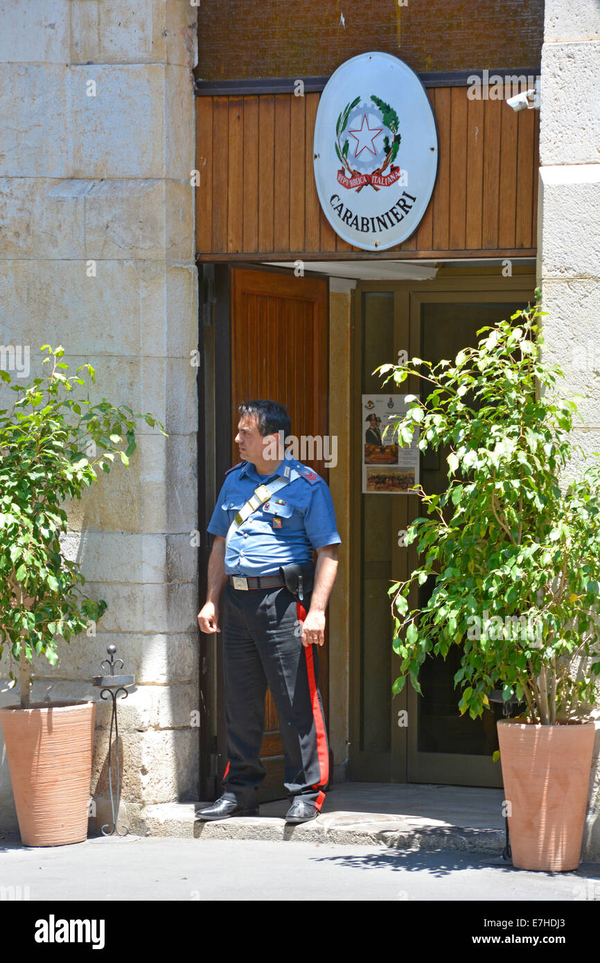 Ufficiale dei Carabinieri al di fuori di ingresso alla stazione di polizia nel corso Umberto Taormina Provincia di Messina Sicilia Italia Foto Stock