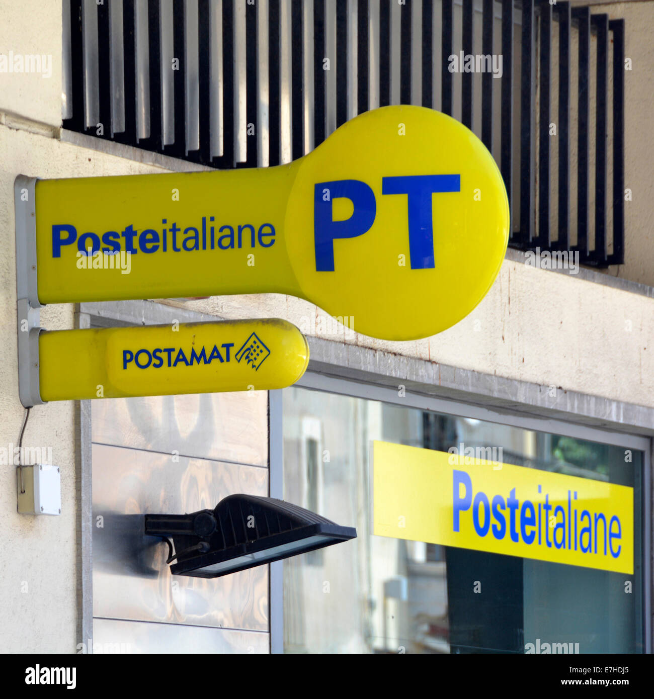 Indicazioni per poste italiane al di fuori di un ufficio postale a Taormina  in provincia di Messina Sicilia Italia Foto stock - Alamy