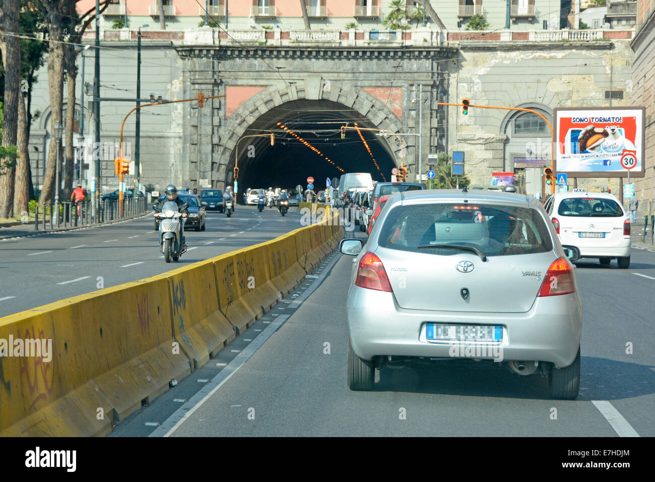 Coda di mattina ora di punta del traffico su dual carriagway road in attesa di ottenere attraverso un tunnel a Napoli Foto Stock