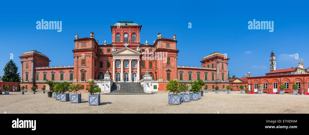 La facciata della reggia di Racconigi - ex residenza reale di casa Savoia in Piemonte, Italia settentrionale (panorama). Foto Stock