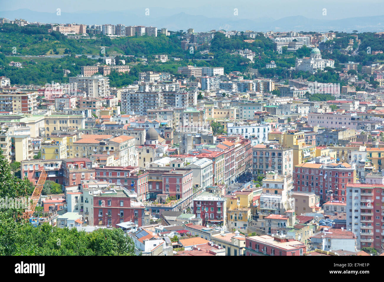 Vista dall'alto su Napoli case in paesaggio urbano e paesaggio urbano di condominio italiano case in collina Napoli vista Campania Italia EU Foto Stock
