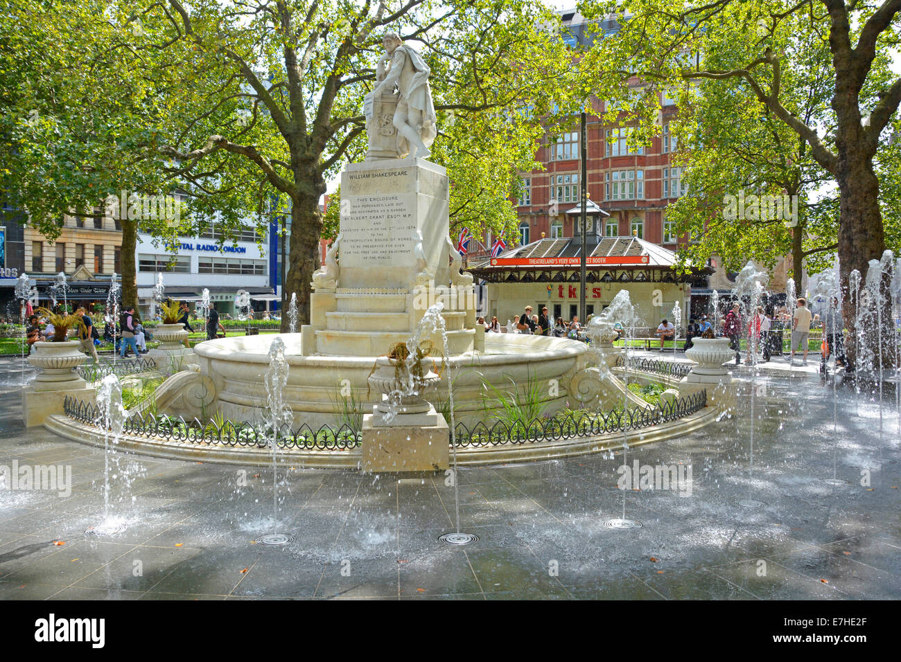 Fontane di Leicester Square e la statua di William Shakespeare nei giardini rinnovati West End London Inghilterra UK Foto Stock