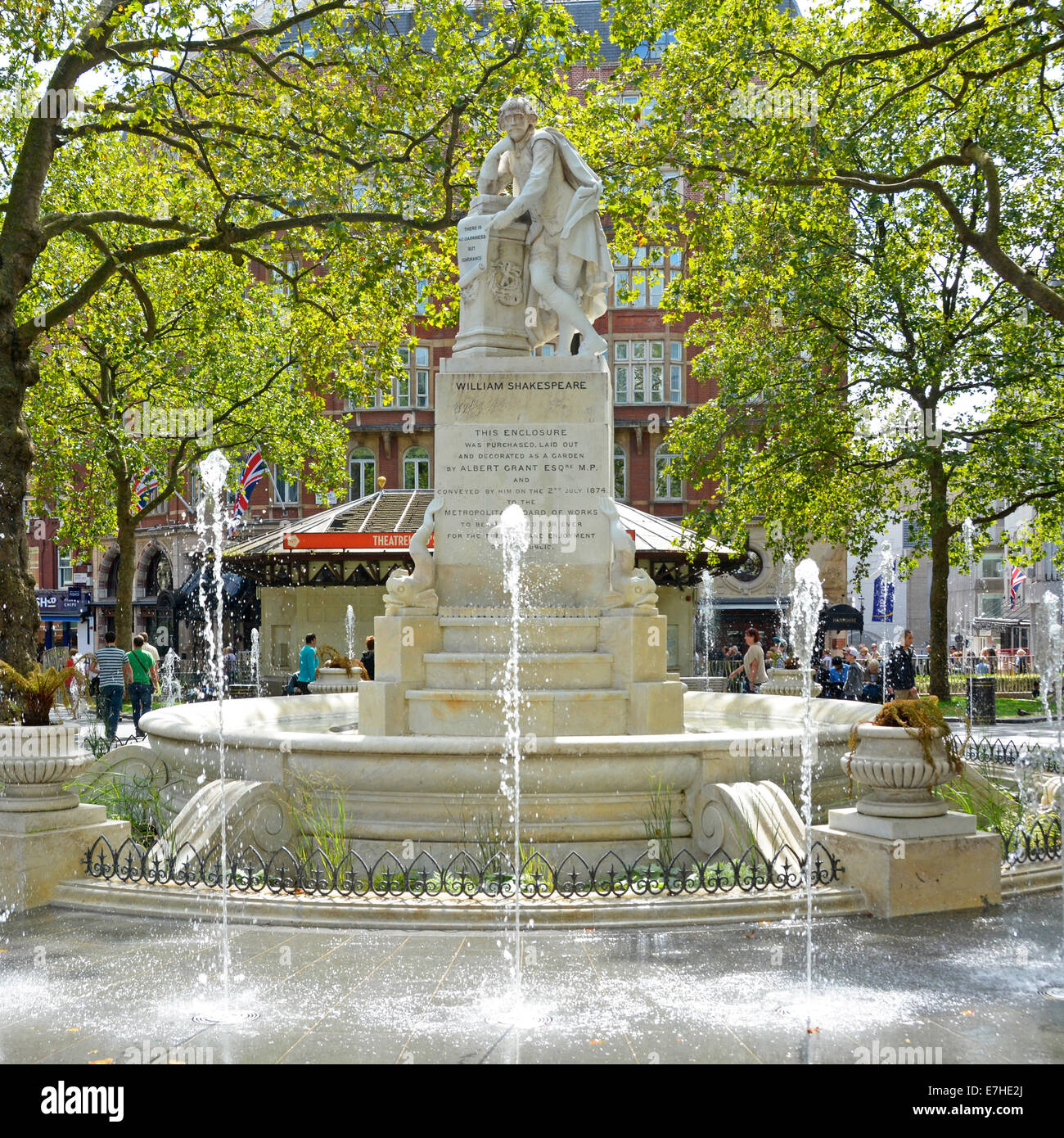 Fontane in Leicester Square Gardens con William Shakespeare statua Foto Stock