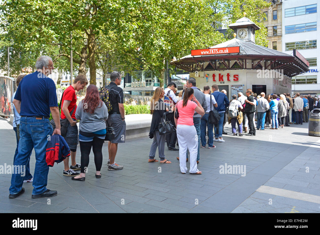 Coda di persone in attesa di acquistare biglietti per il teatro da stand di vendita gestiti da società di Londra Theatre Foto Stock