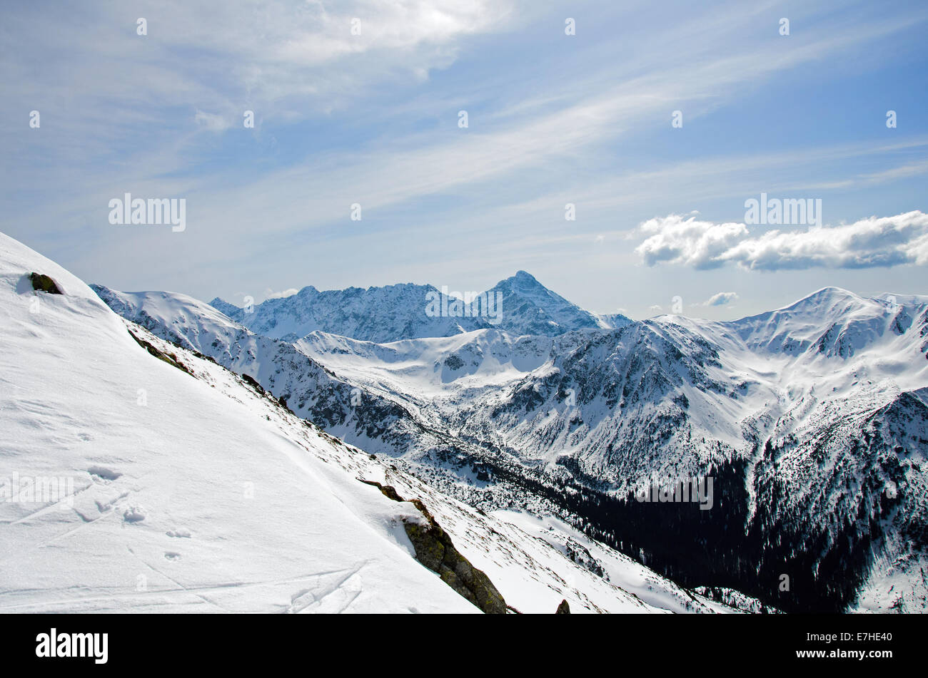 Foto di montagne nel paesaggio invernale Foto Stock