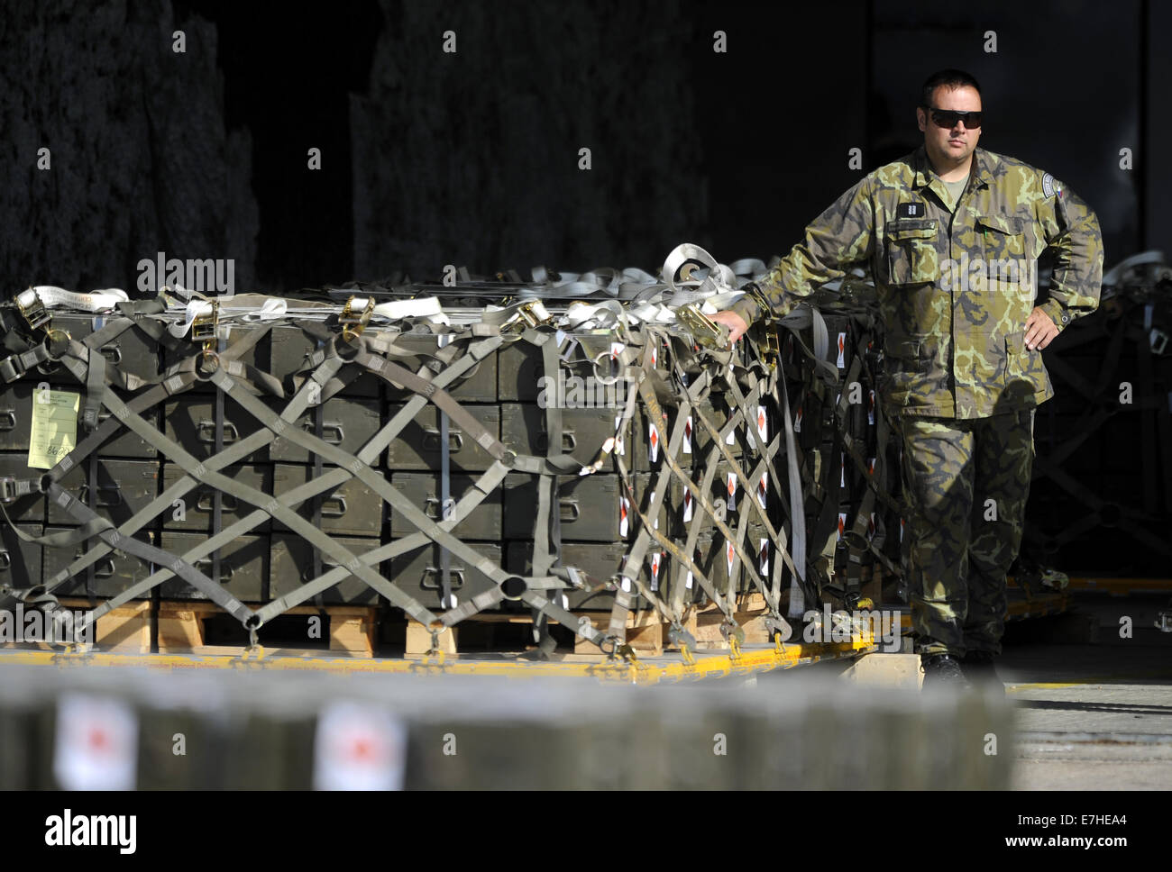 L'Iraq. 18 Settembre, 2014. Le forze armate canadesi (CAF) avvia le operazioni di trasporto aereo dall'aeroporto di Pardubice, Repubblica Ceca il 18 settembre 2014, fornendo le forze di sicurezza irachene con piccole armi munizioni donate dal governo della Repubblica ceca per gli aiuti nei loro sforzi proteggere i civili da atti ostili da parte dei militanti islamici (ISIL). La partita sarà trasportato a Irbil, Iraq. Credito: CTK/Alamy Live News Foto Stock