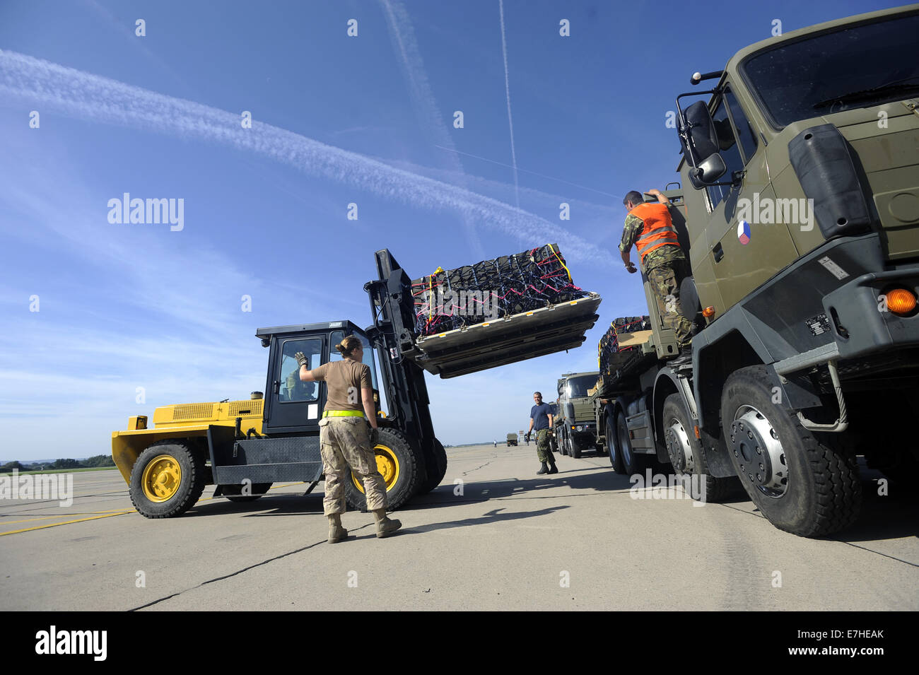 L'Iraq. 18 Settembre, 2014. Le forze armate canadesi (CAF) avvia le operazioni di trasporto aereo dall'aeroporto di Pardubice, Repubblica Ceca il 18 settembre 2014, fornendo le forze di sicurezza irachene con piccole armi munizioni donate dal governo della Repubblica ceca per gli aiuti nei loro sforzi proteggere i civili da atti ostili da parte dei militanti islamici (ISIL). La partita sarà trasportato a Irbil, Iraq. Credito: CTK/Alamy Live News Foto Stock