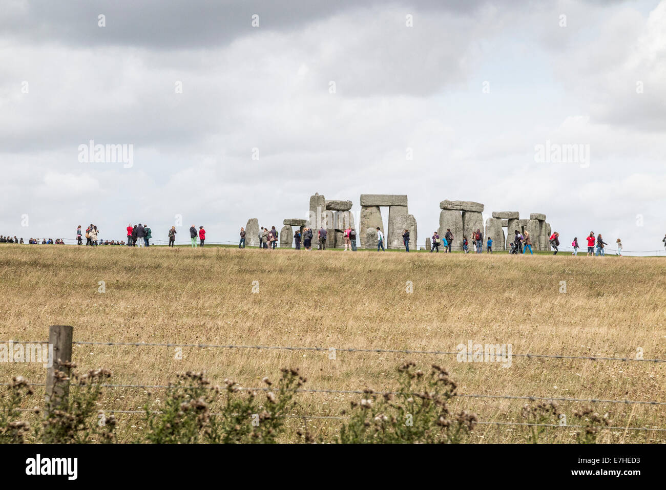 Stonehenge e / Stone Henge con turisti / tourist UK. Foto Stock