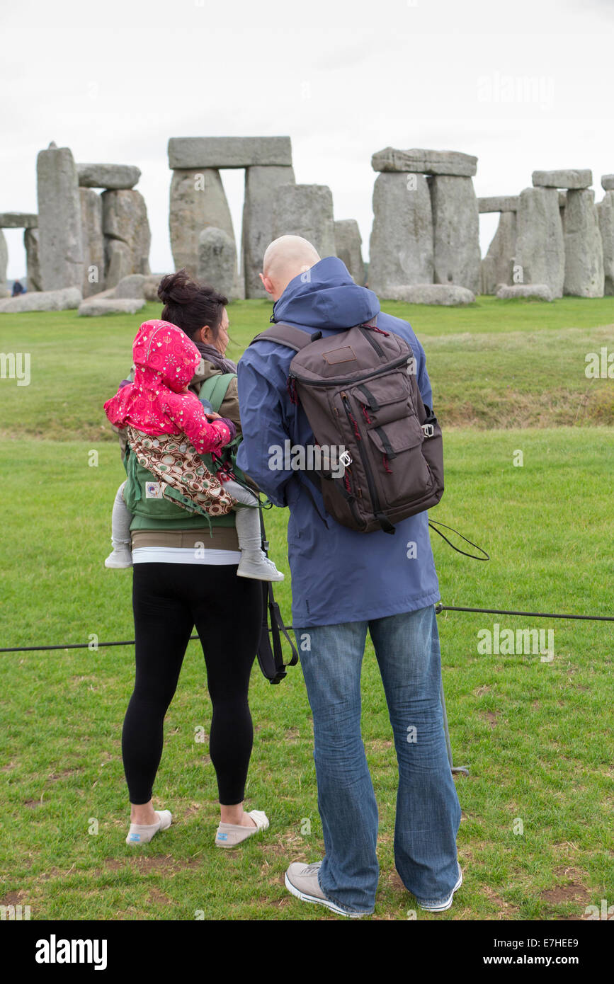 Stonehenge / Stone Henge con turisti turistico / famiglia / giovane con bambino / kid. Regno Unito. Foto Stock
