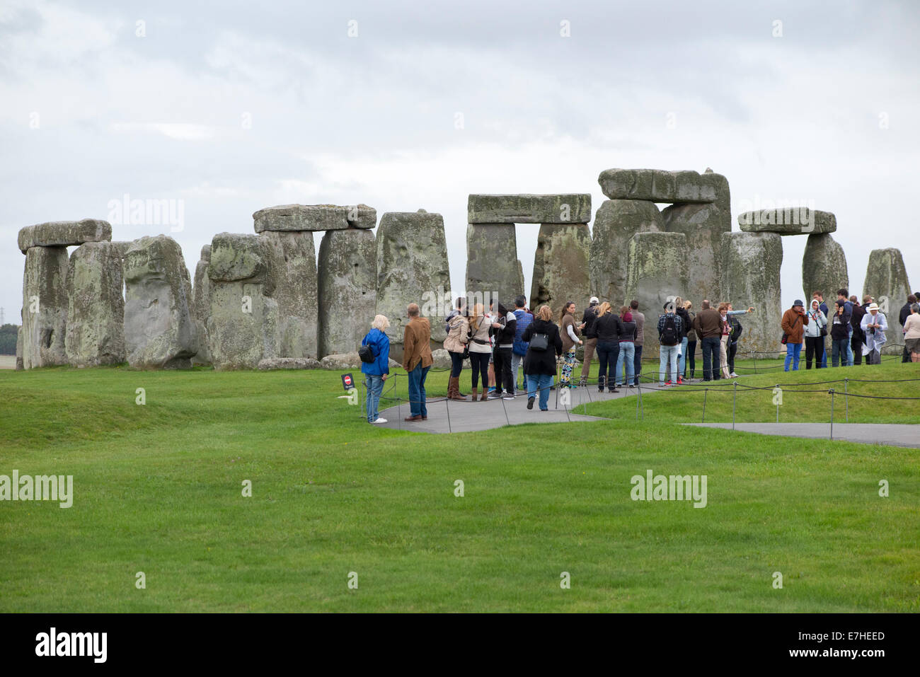 Visita a Stonehenge / Stone Henge con turisti/turistica ai visitatori la visita e la visualizzazione del monumento. Regno Unito. Foto Stock