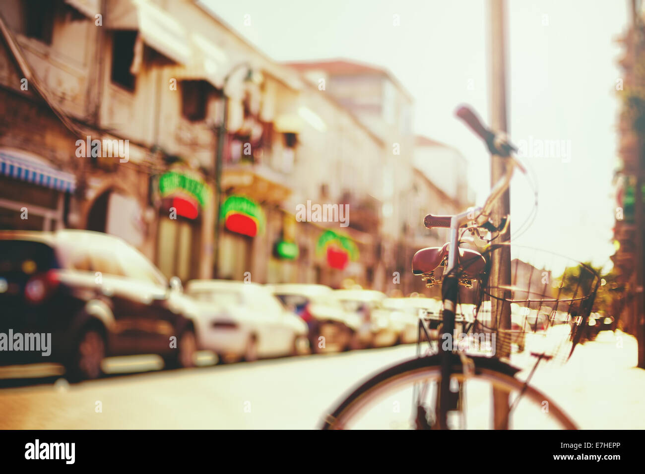 Immagine sfocata di strada di città con la bicicletta al tramonto con vintage instagram effetto di filtro Foto Stock