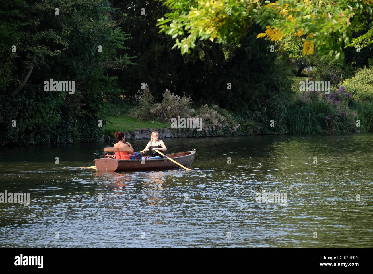 Coppia di giovani donne canottaggio sul fiume Avon a Stratford Foto Stock