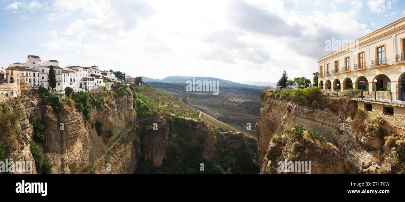 El Tajo Canyon da El Puente Nuevo, Ronda, Malaga, Andalusia, Spagna Foto Stock