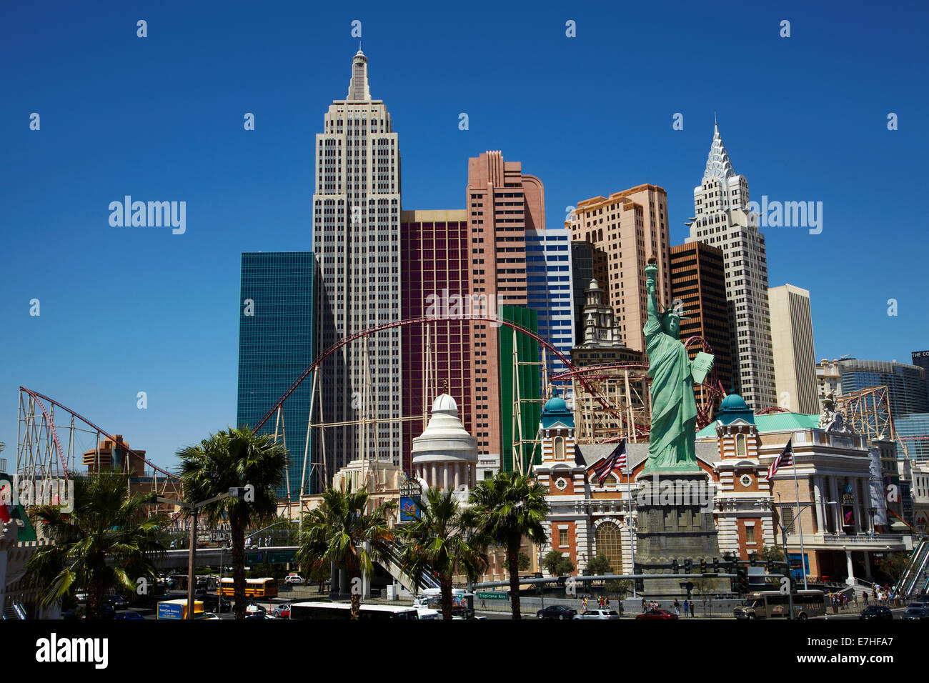 Replica la Statua della Libertà e il roller coaster sull esterno della New York-New York Hotel e Casino, Las Vegas, Nevada, STATI UNITI D'AMERICA Foto Stock