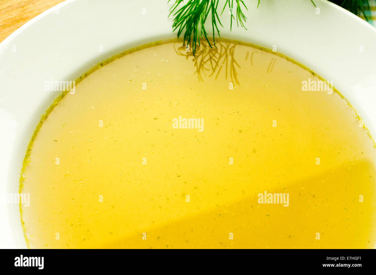 Brodo di pollo, bouillon, brodo minestra chiaro in una piastra bianca Foto Stock