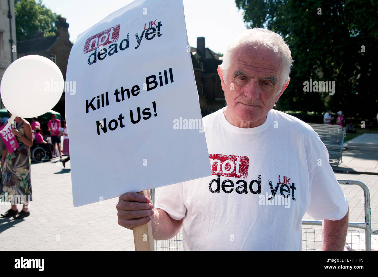 I dimostranti fuori il Parlamento protesta il morente assistita bill NEL REGNO UNITO Foto Stock