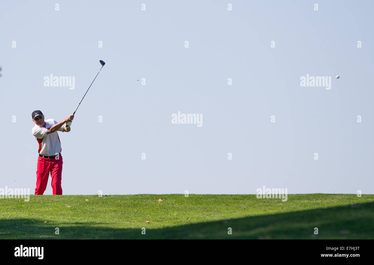Ex calcio tedesco giocatore Franz Beckenbauer in azione durante il "Winston Senior aperto' torneo di golf in Gneven, Germania, 18 settembre 2014. Foto: Axel Heimken/dpa Foto Stock