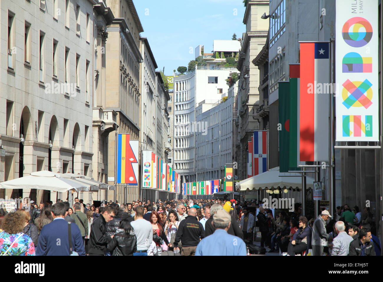 Persone che camminano in Corso Vittorio Emanuele a Milano, Italia Foto Stock