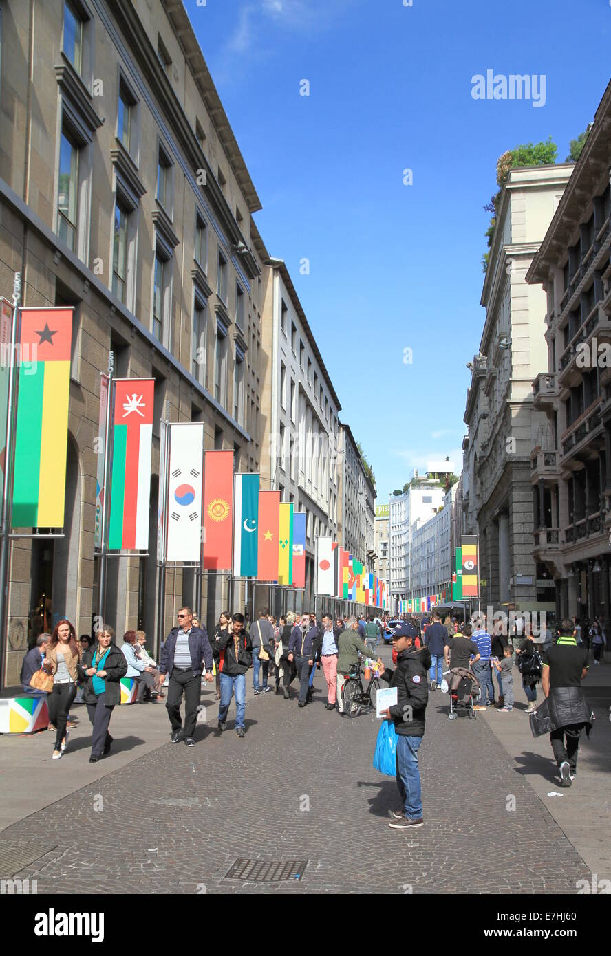 La gente a piedi lungo Corso Vittorio Emanuele a Milano, Italia Foto Stock