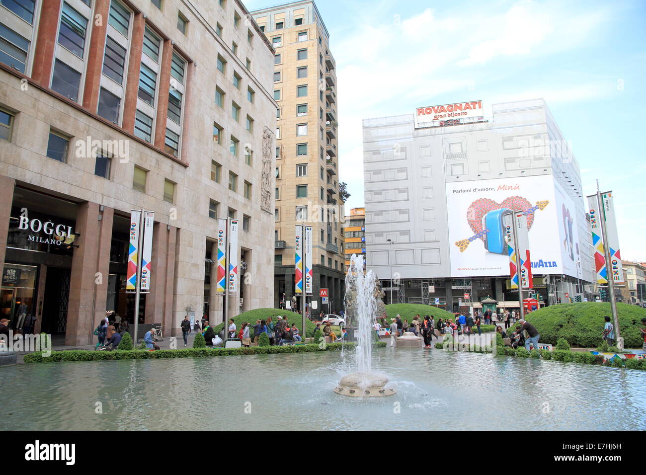 Fontana e i cartelloni in piazza San Babila a Milano, Italia Foto Stock