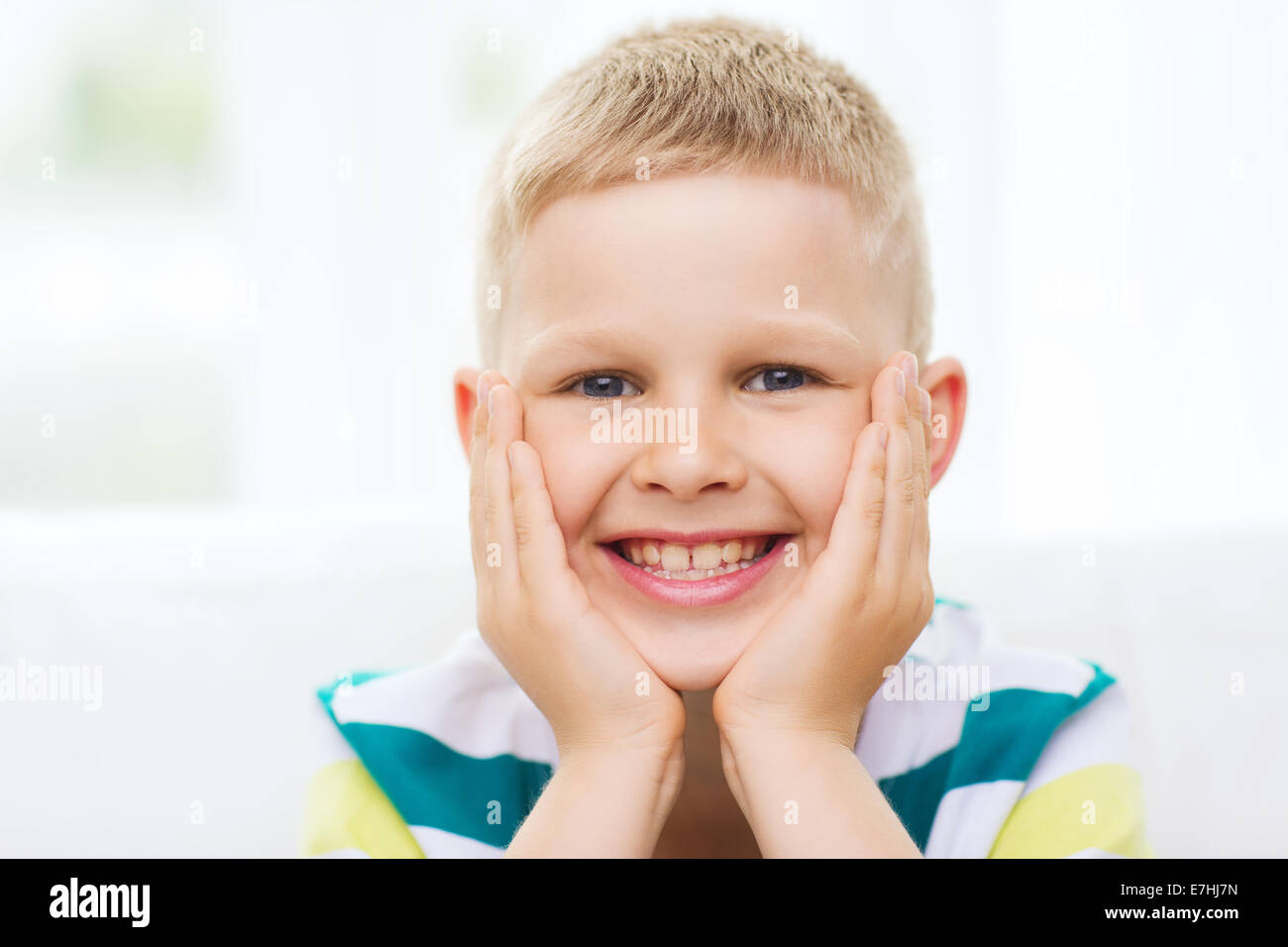 Sorridente ragazzino a casa Foto Stock