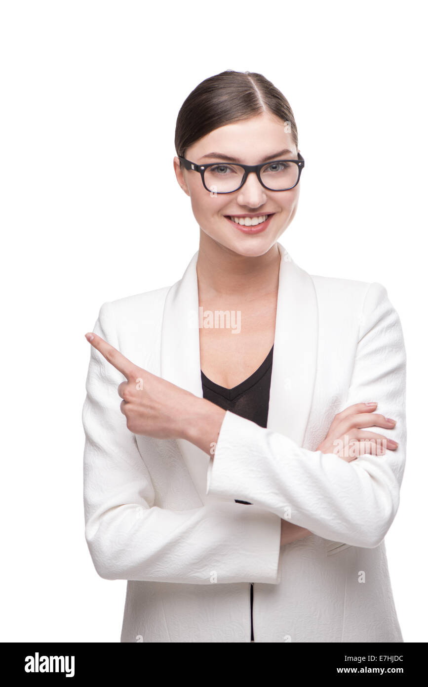 Bella donna d'affari con gli occhiali sorridente e puntamento Foto Stock