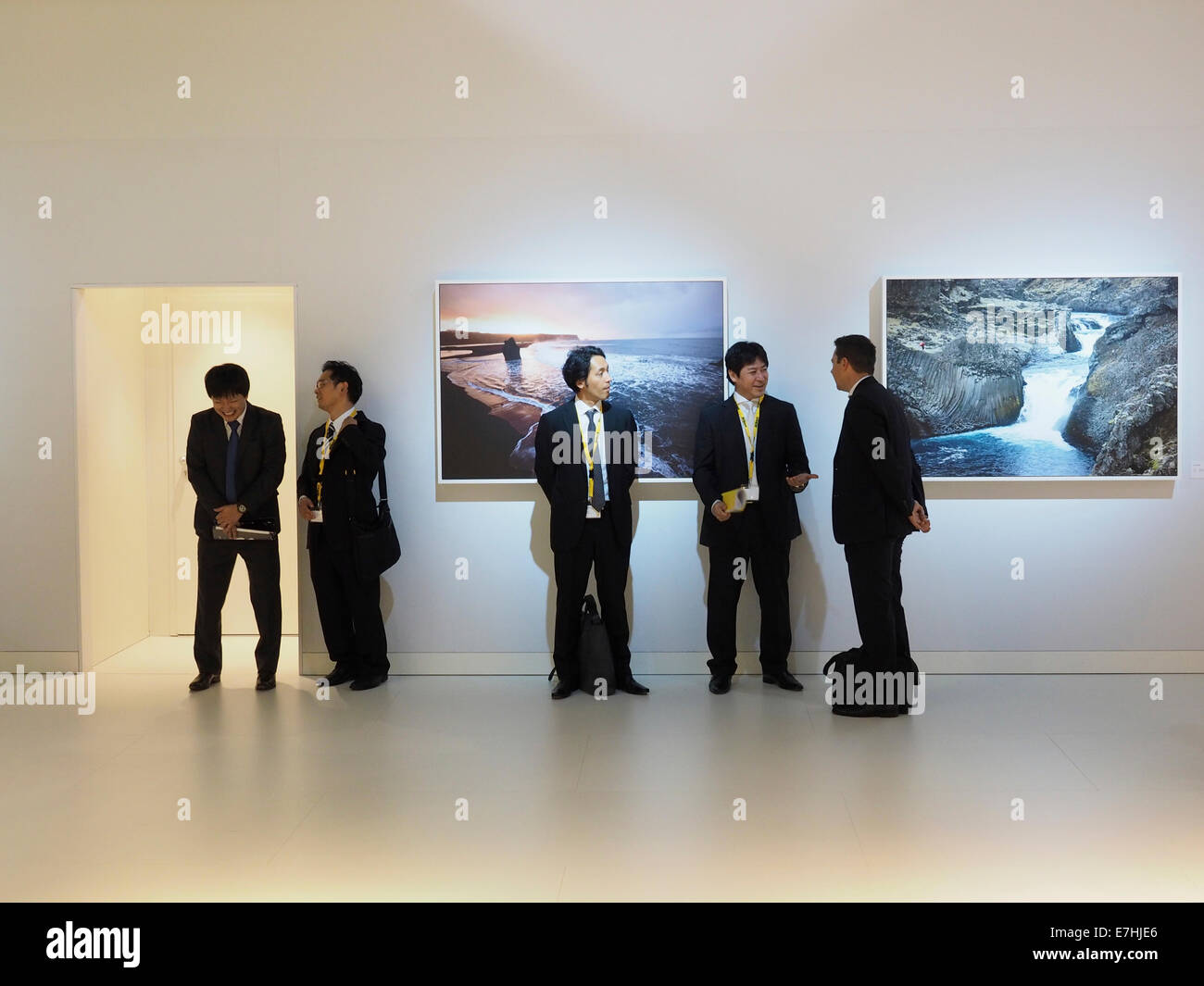 Fotocamera giapponese fabbricante rappresentanti visitando la Photokina a Colonia, Germania Foto Stock