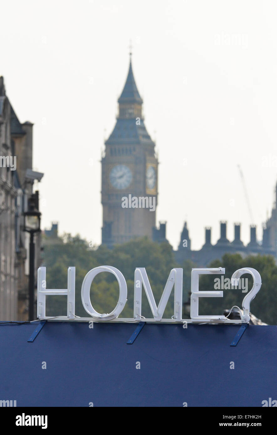 Trafalgar Square, Londra, Regno Unito. 18 settembre 2014. Un posto chiamato casa, punto di riferimento progetto in Trafalgar Square, quattro designer costruire le loro interpretazioni della casa moderna. Credito: Matteo Chattle/Alamy Live News Foto Stock