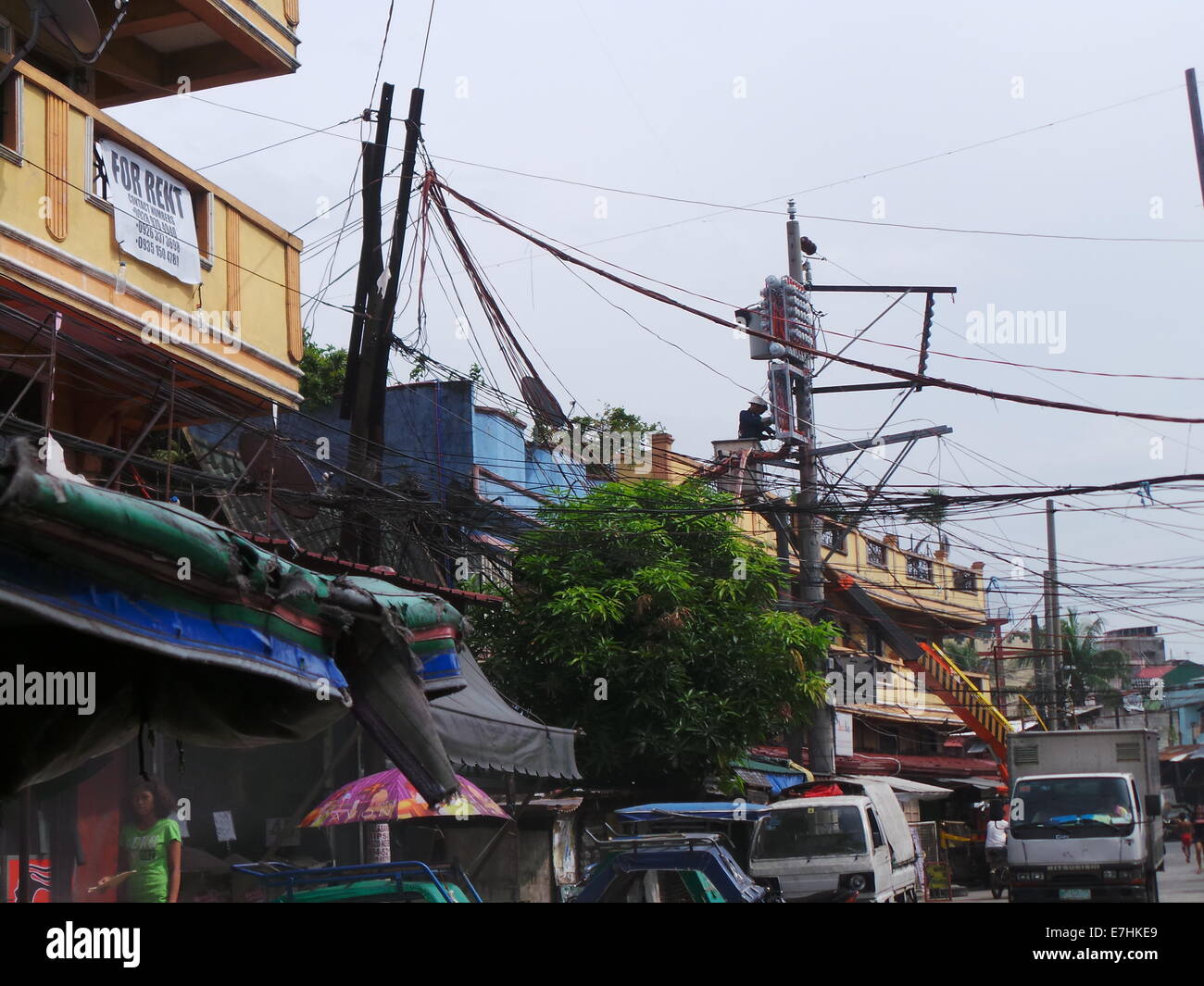 Manila, Filippine. 18 Settembre, 2014. Gli uomini dalla società elettrica che fissa i cavi elettrici. Luzon e Visayas isole delle Filippine sarà vivendo la crisi energetica in estate del 2015 secondo il segretario dell'energia Petilla Gerico. Una volta presidente Aquino acquisisce poteri di emergenza dal Congresso filippino, i consumatori potranno subire aumento supplementare del 20 centavo per chilowattora. Le Filippine ha il più alto costo di energia elettrica nella regione Asia Pacifico. © Sherbien Dacalanio / Alamy Live News Foto Stock