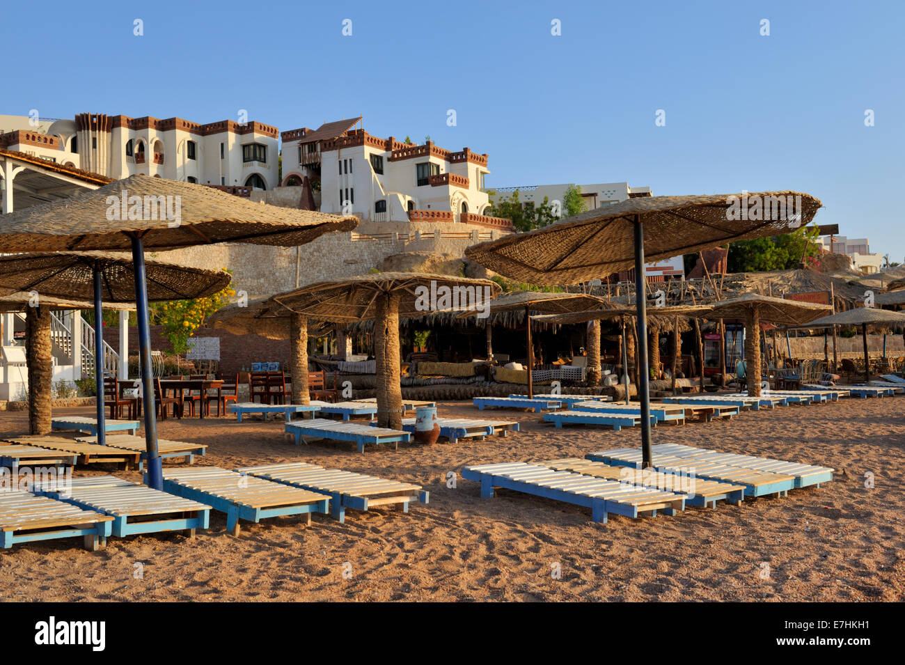 Beach resort Umbi a 'Spescecane Bay' in Sharm el Sheikh dal Mar Rosso, Egitto. Popolare tra i subacquei e turisti, ora nel tardo pomeriggio Foto Stock