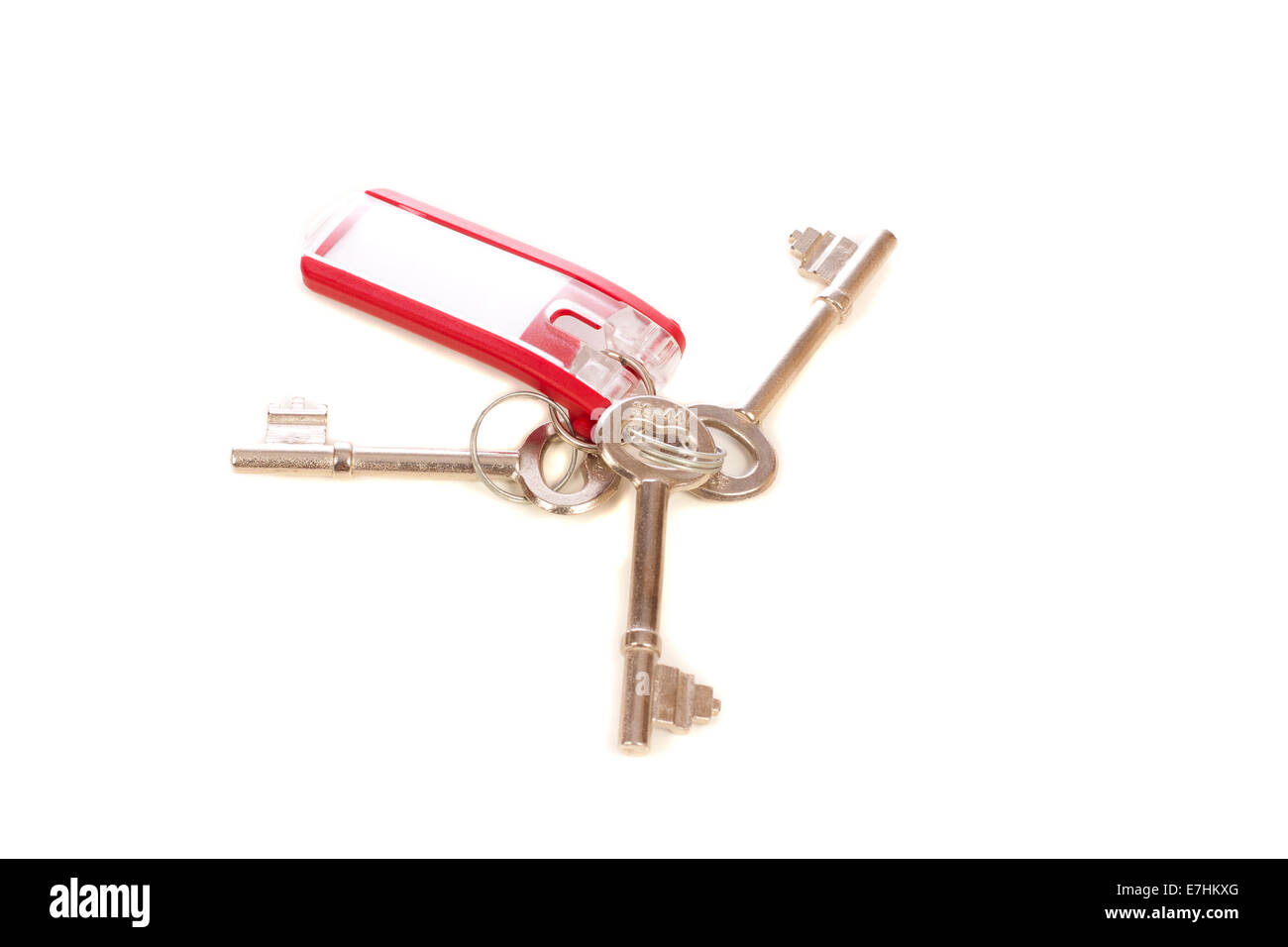 Le chiavi di casa con tag per mettere l'etichetta isolate su sfondo bianco Foto Stock