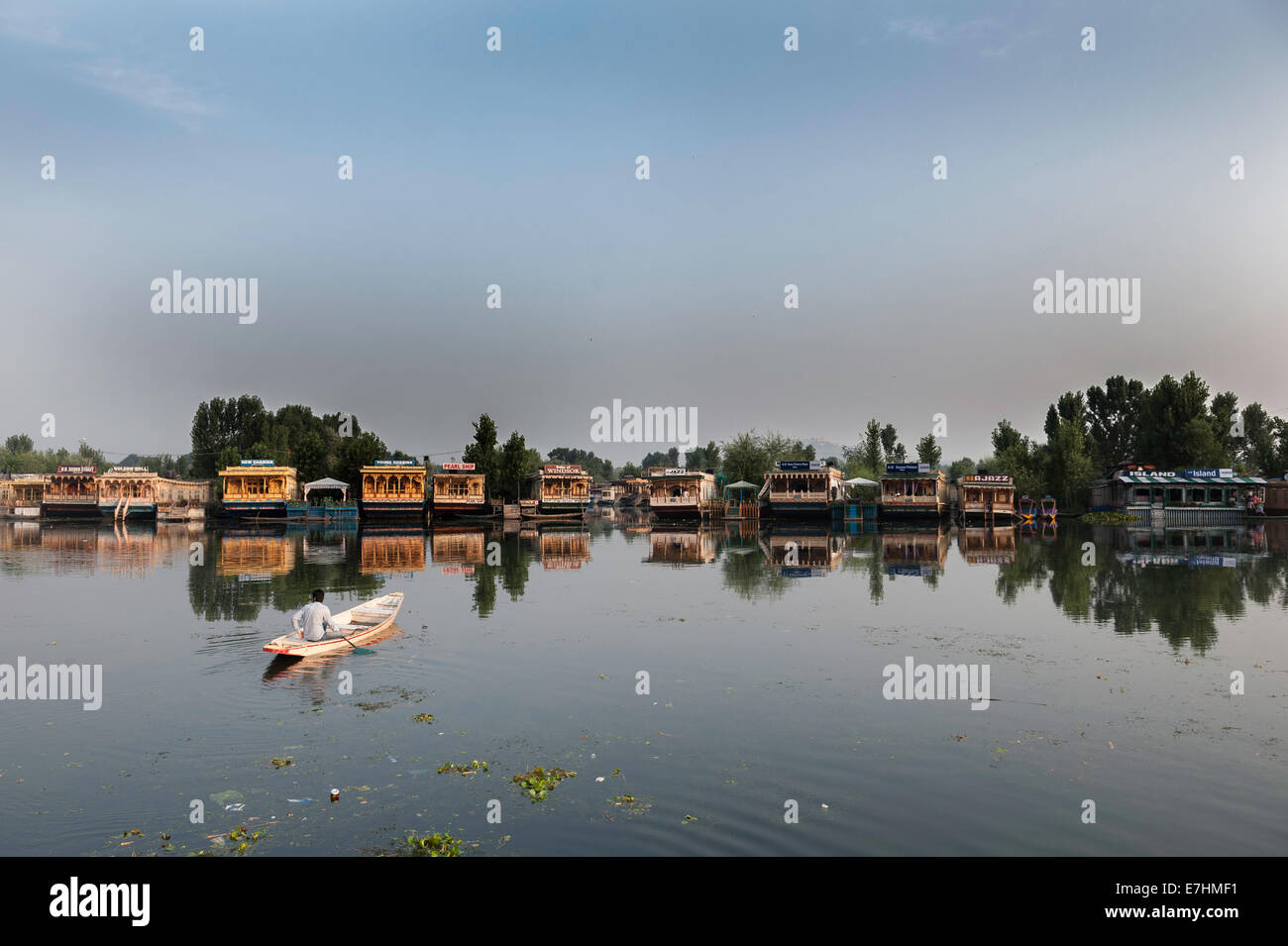 La questione del Kashmir, dal lago, Boat House boat, 'Jammu e Kashmir', Srinagar, Shikara Foto Stock