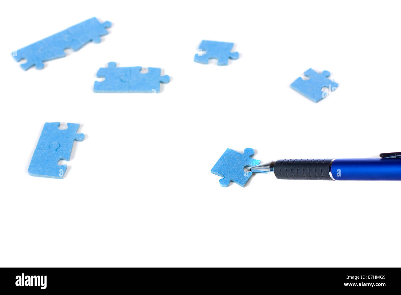 Penna e puzzle isolati su sfondo bianco Foto Stock