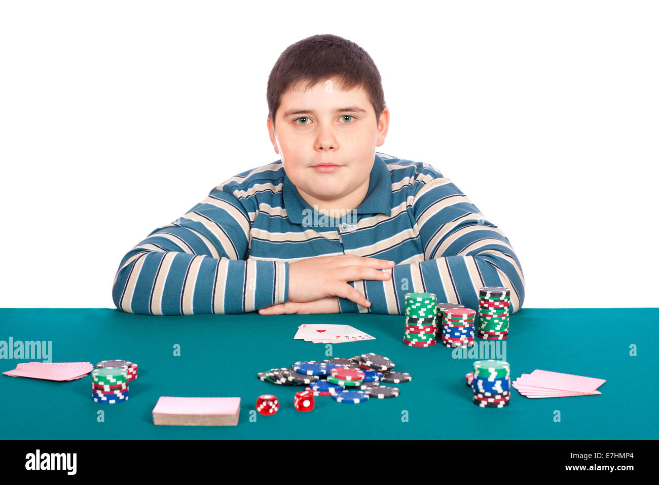 Bambino che gioca a poker al tavolo verde con sfondo bianco Foto Stock