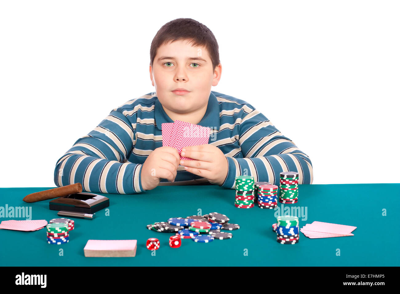 Bambino che gioca a poker al tavolo verde con sfondo bianco Foto Stock