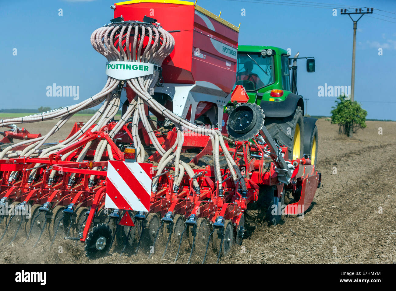 Seminatrice seminare frumento su un terreno trattore agricolo della Repubblica Ceca piantando frumento Foto Stock
