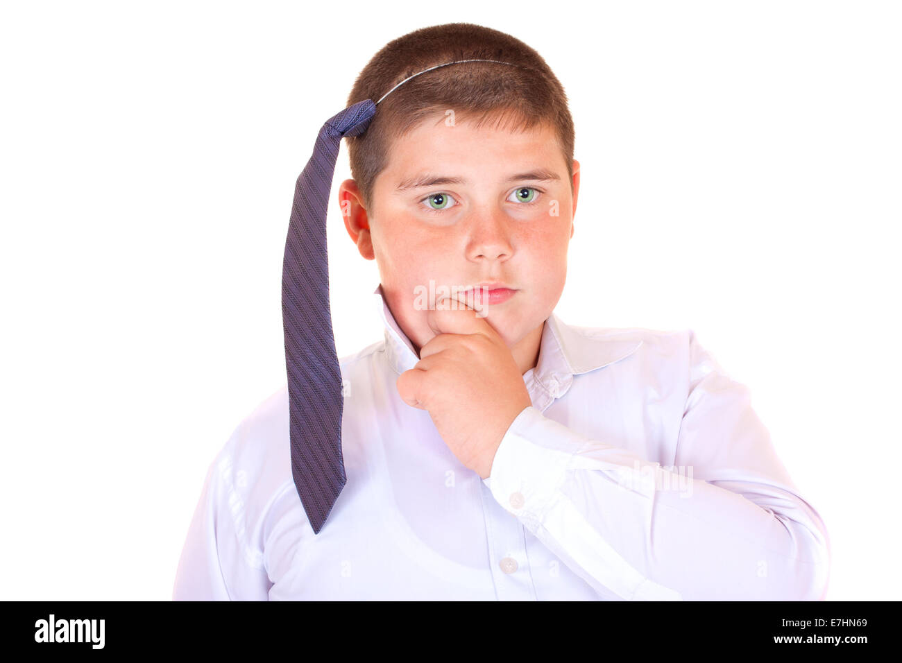 7 anno vecchio ragazzo caucasico in camicia e cravatta su sfondo bianco Foto Stock