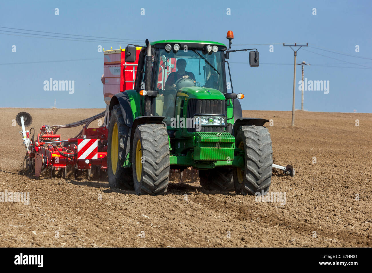 Trattore John Deere che semina semi su un campo, grano, lavoro stagionale, agricoltore della Repubblica Ceca Foto Stock
