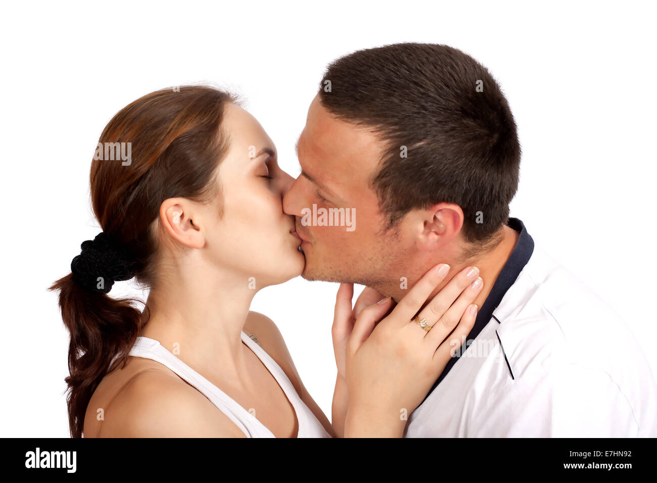 Bella coppia Giovane kissing isolate su sfondo bianco Foto Stock