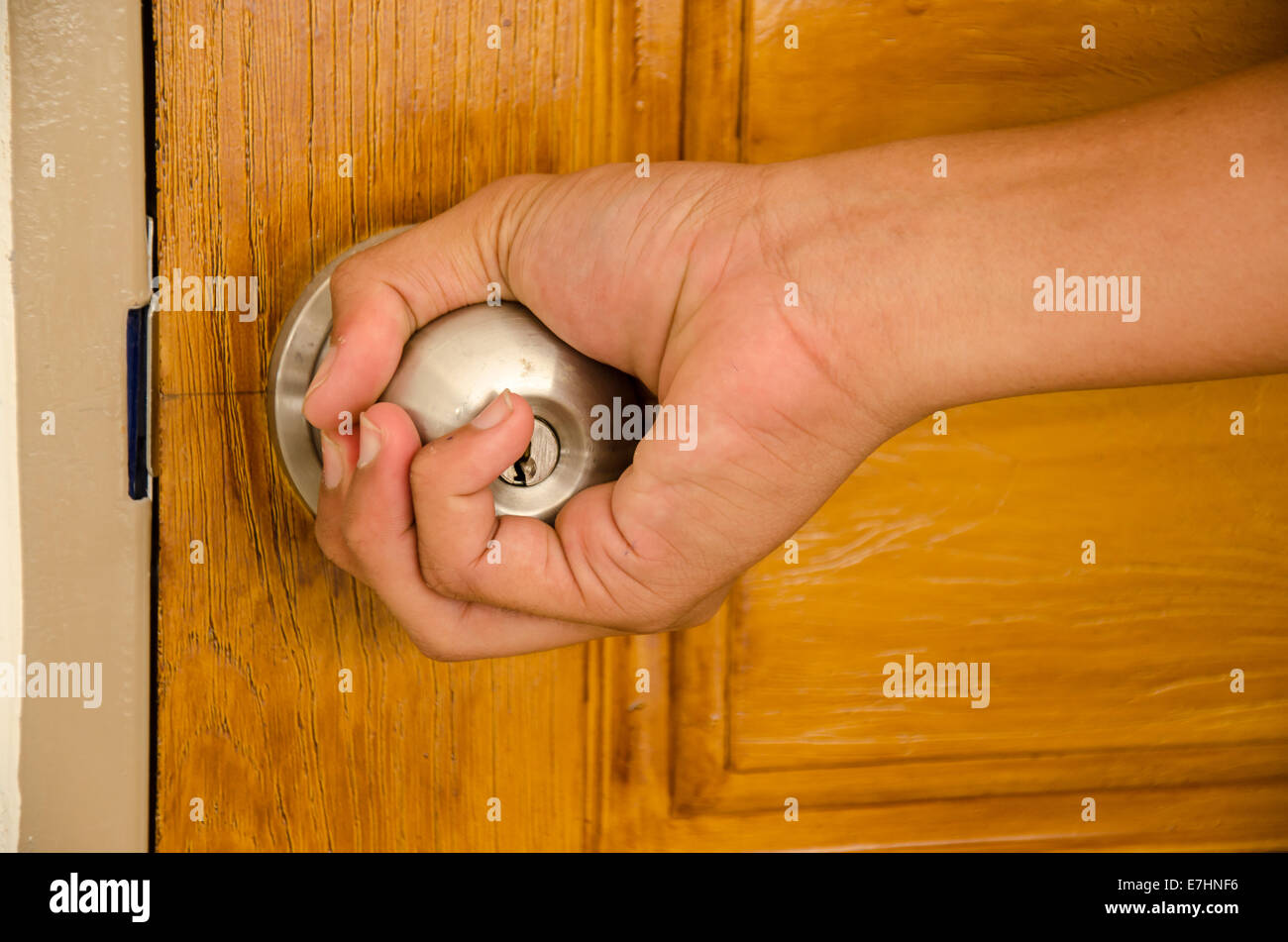 Mano per aprire lo sportello Foto Stock