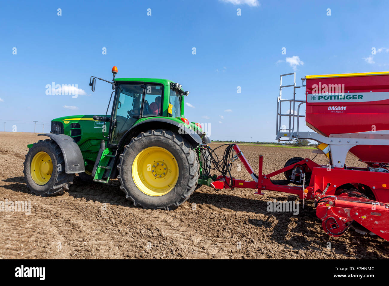 Trattore John Deere che semina semi su un campo, grano, lavoro stagionale, agricoltore della Repubblica Ceca Foto Stock