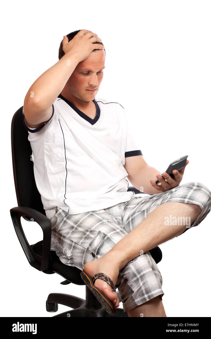 Uomo abito formale numero di cattive notizie calcolatrice, isolate su sfondo bianco Foto Stock