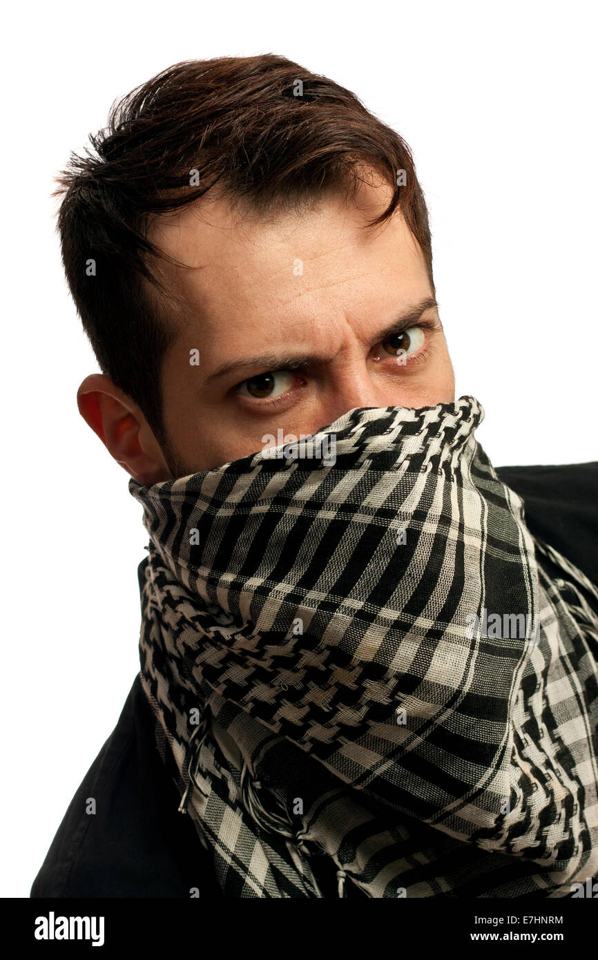 Giovane uomo vestito di nero t-shirt sulla faccia di un palestinese sciarpa. La stoppia sul suo volto. Isolato su sfondo bianco Foto Stock