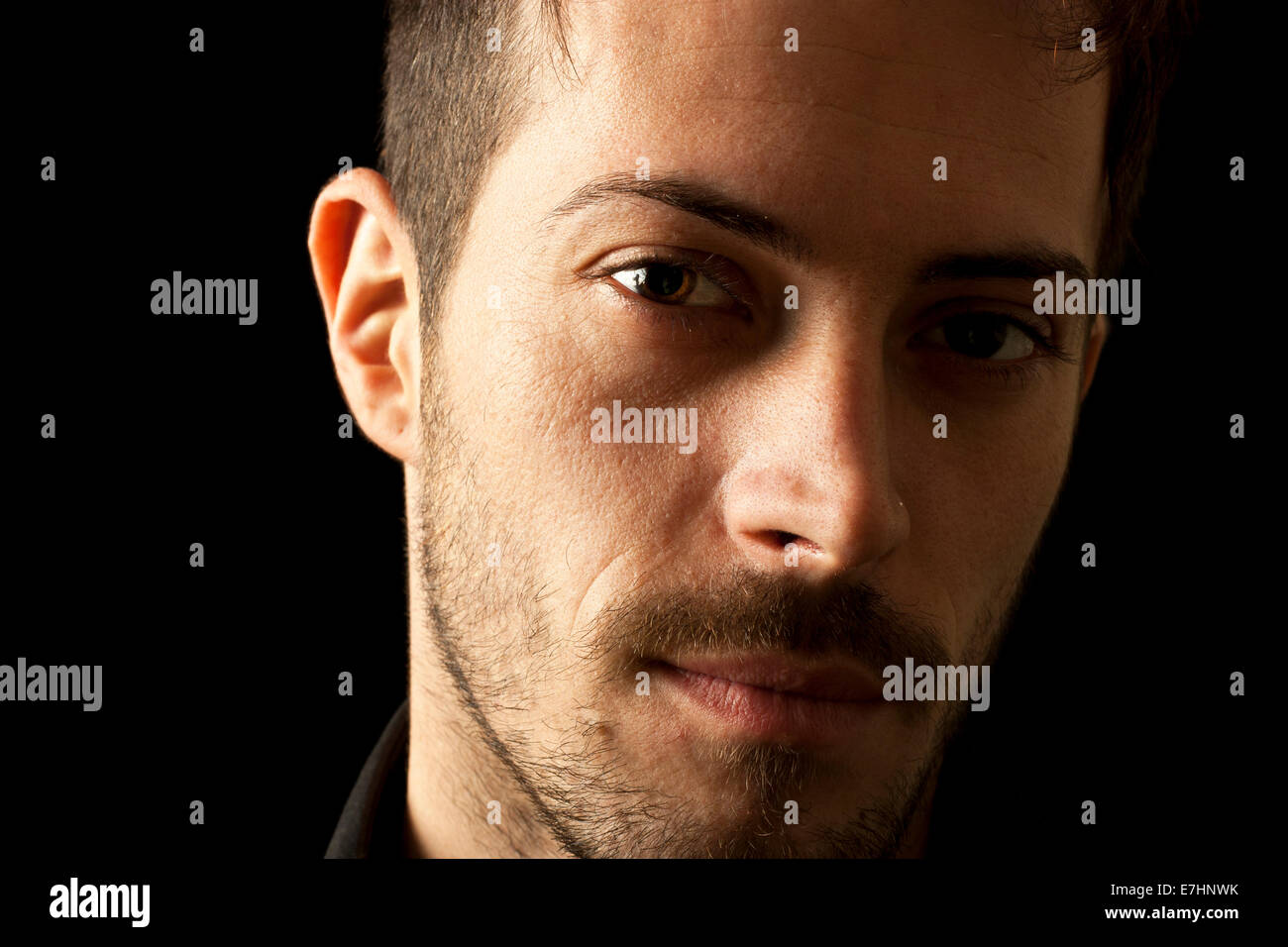 Close up ritratto di Giovane uomo, isolate su sfondo nero Foto Stock